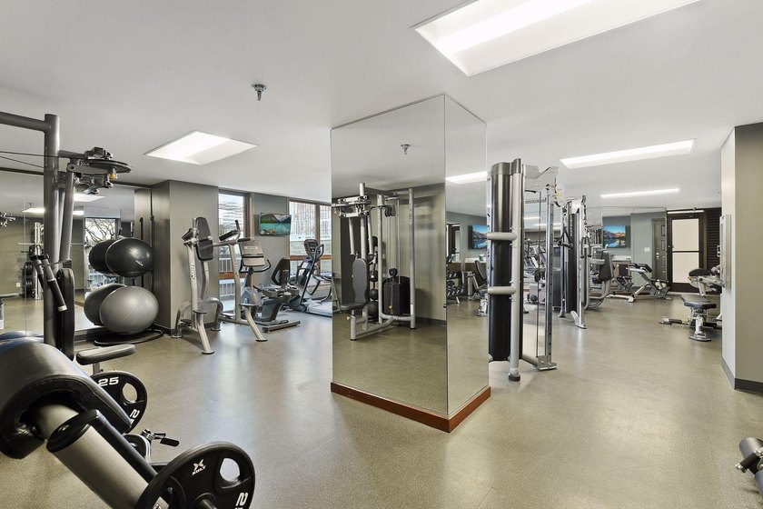 Renovated studio with exceptional layout that offers separate - photo 38