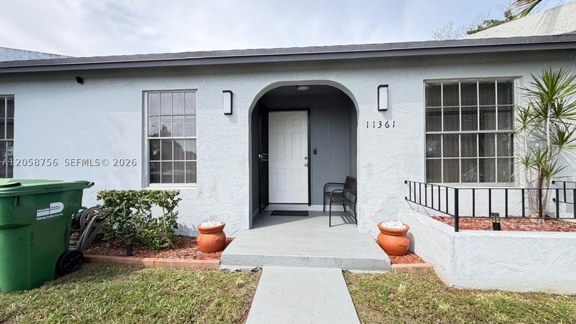 Turn-key perfection! Beautifully updated townhouse offering a - photo 3