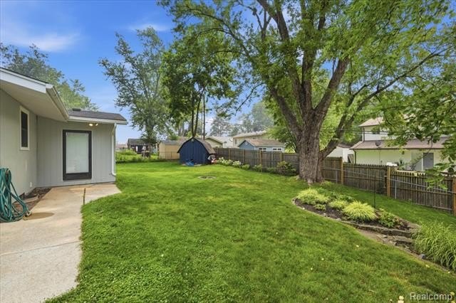 Welcome to this beautifully updated 3-bedroom, 2-bath ranch - photo 38