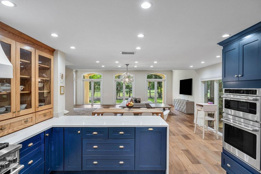 Stunning 6-bedroom, 5-bathroom, 2-half-bath estate overlooking - photo 12