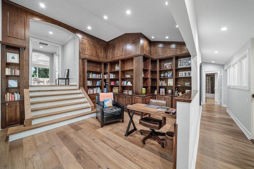 Stunning 6-bedroom, 5-bathroom, 2-half-bath estate overlooking - photo 18