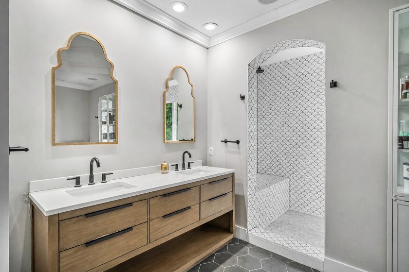 Stunning 6-bedroom, 5-bathroom, 2-half-bath estate overlooking - photo 27