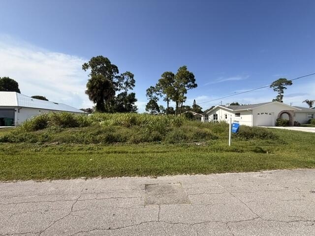 Wow! Your dream home is finally within reach! Step inside this - photo 2