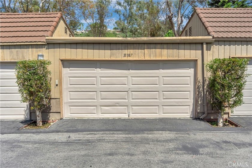 This 3-bedroom, 2-bath upstairs condo is beautifully updated - photo 35