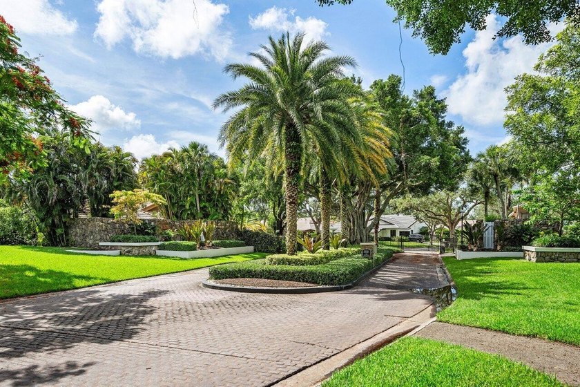 Stunning 6-bedroom, 5-bathroom, 2-half-bath estate overlooking - photo 38