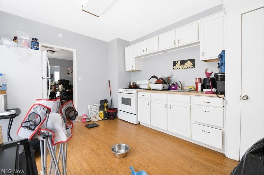 Opportunity awaits at 15811 Arcade Ave! This well-maintained - photo 11