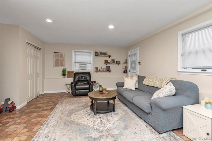 Oceanside - This charming high-ranch home sits on a quiet - photo 14