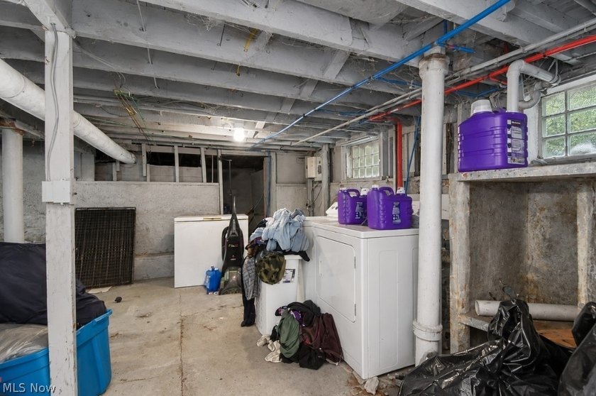 Opportunity awaits at 15811 Arcade Ave! This well-maintained - photo 16