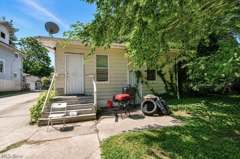 Opportunity awaits at 15811 Arcade Ave! This well-maintained - photo 17