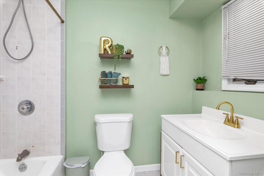 Oceanside - This charming high-ranch home sits on a quiet - photo 18