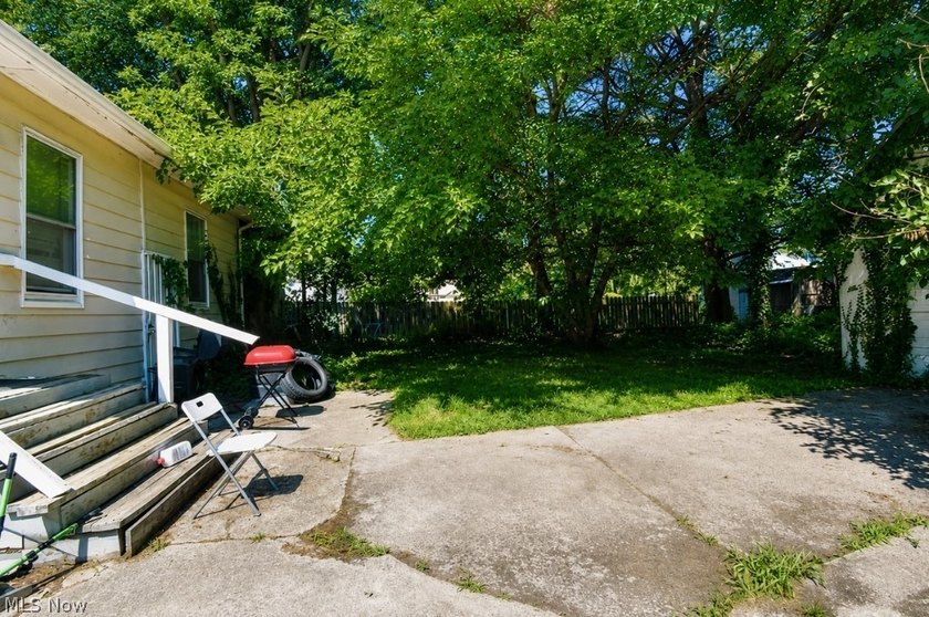Opportunity awaits at 15811 Arcade Ave! This well-maintained - photo 18