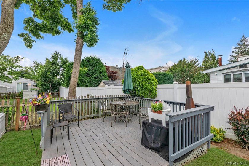 Oceanside - This charming high-ranch home sits on a quiet - photo 19
