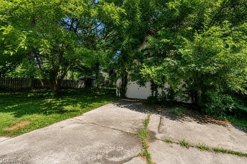 Opportunity awaits at 15811 Arcade Ave! This well-maintained - photo 19