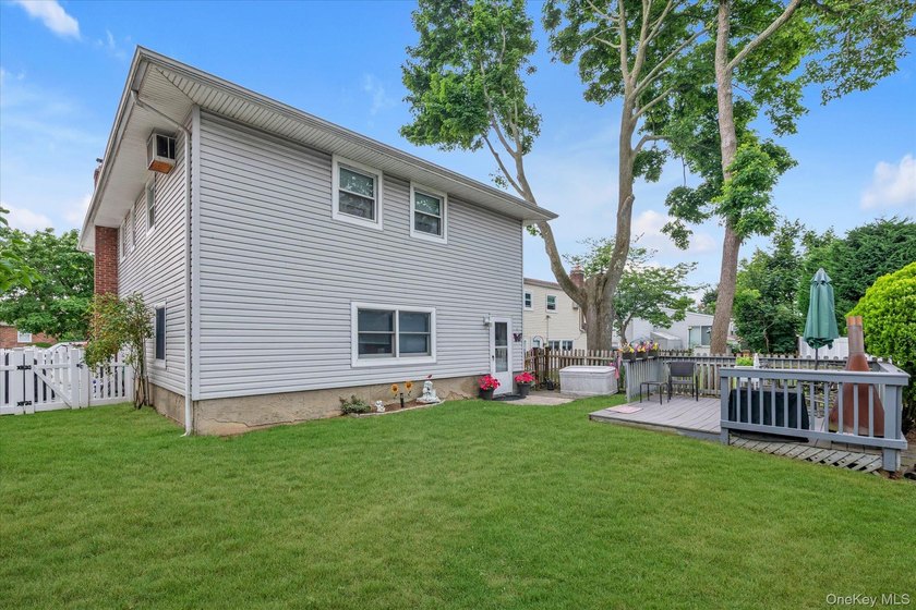 Oceanside - This charming high-ranch home sits on a quiet - photo 20