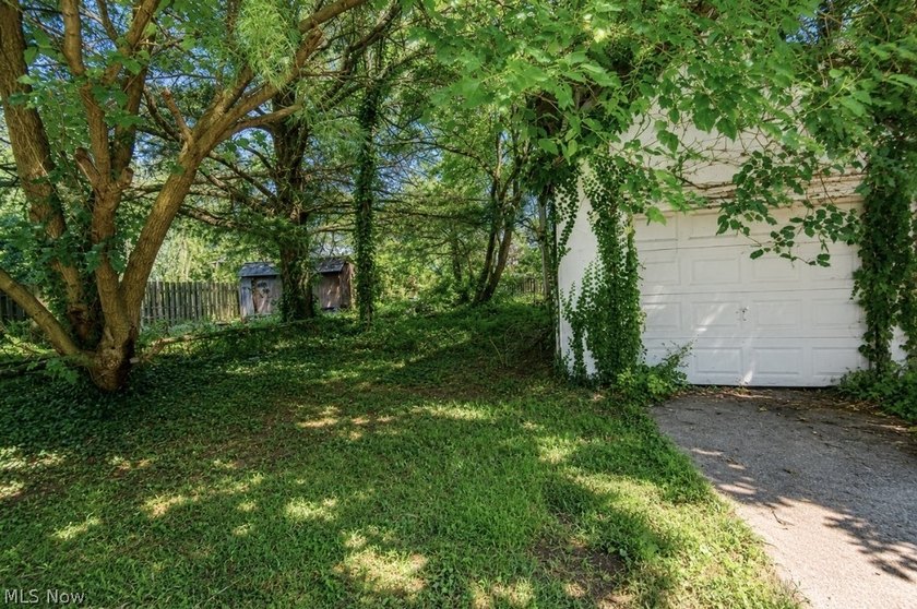 Opportunity awaits at 15811 Arcade Ave! This well-maintained - photo 20