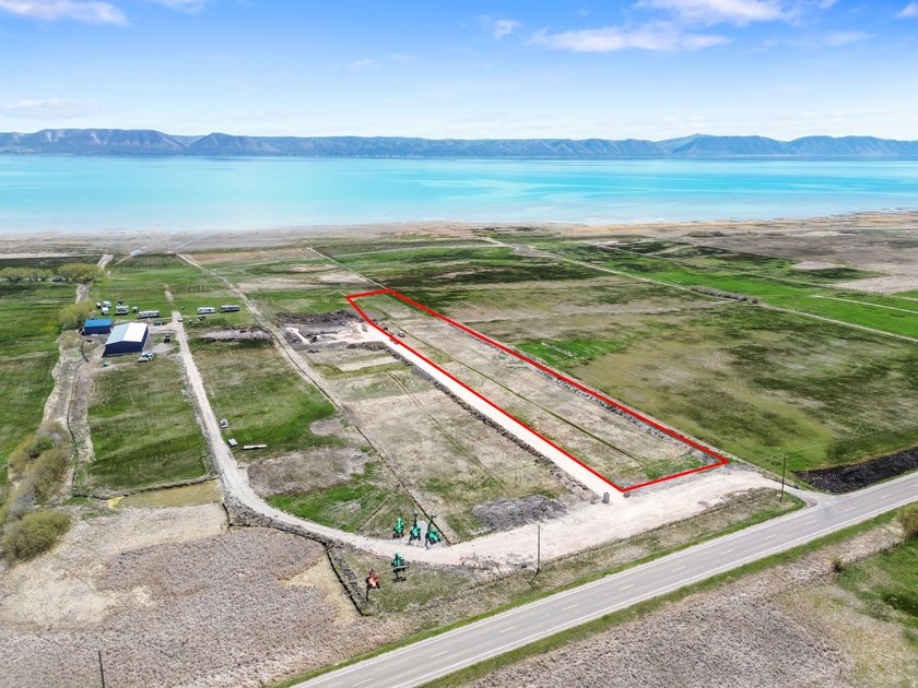 Rare opportunity to own 3.92 acres of prime lakefront property - photo 10