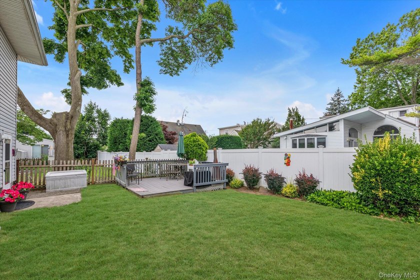 Oceanside - This charming high-ranch home sits on a quiet - photo 22