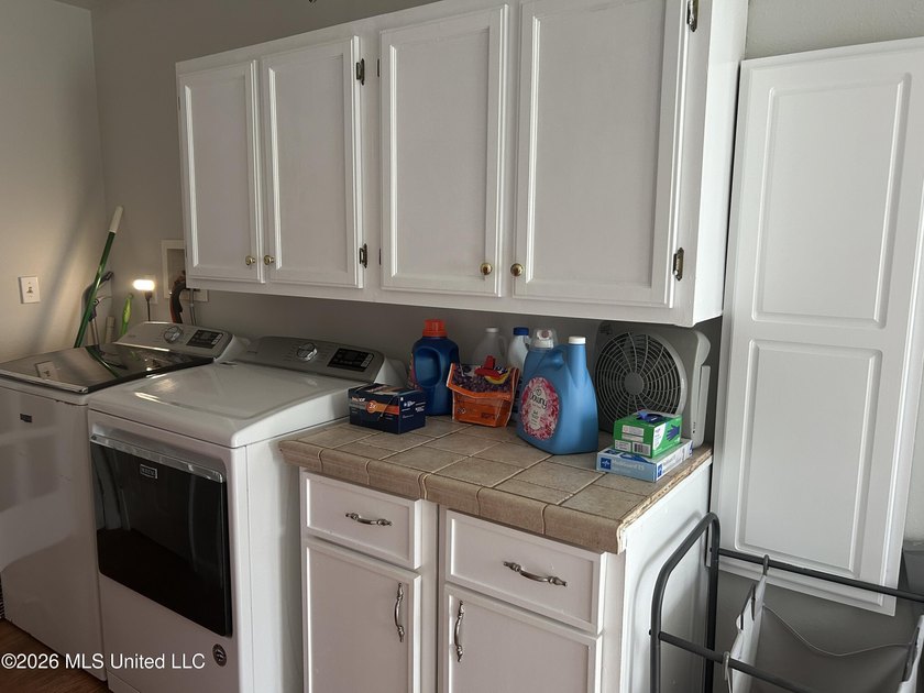 Beautifully maintained and updated home in high and dry area - photo 12