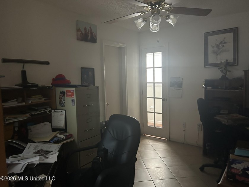 Beautifully maintained and updated home in high and dry area - photo 15