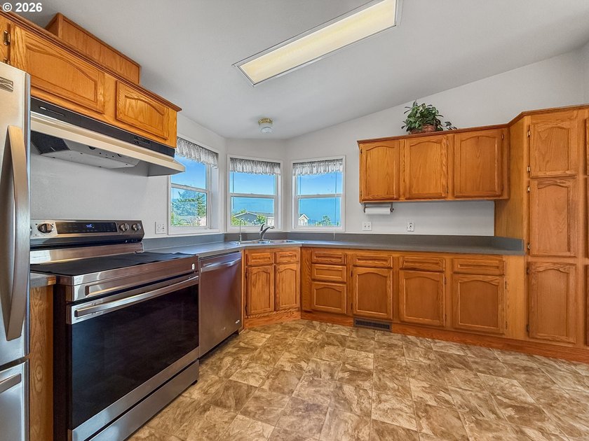 This spacious home in the desirable Camellia Park, a 55-and-over - photo 10