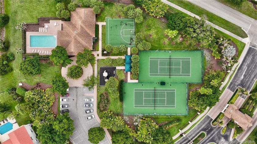 Lovely 4-bedroom, 3-bath, 3-car garage home in the prestigious - photo 23