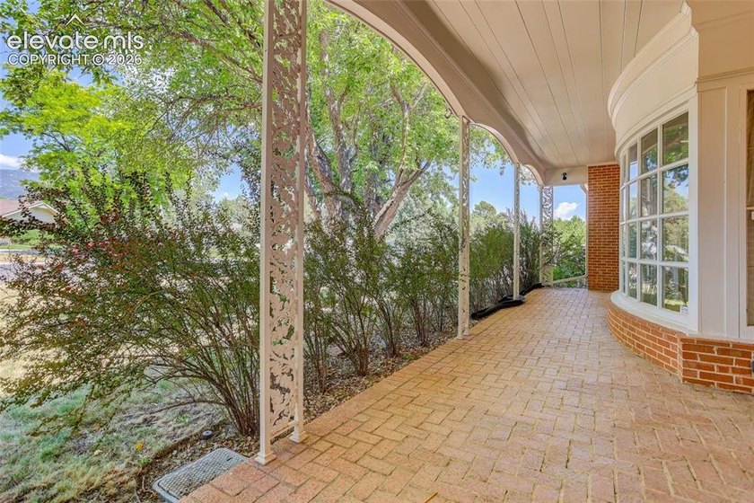 Lovingly preserved and timeless 1954 brick Colonial ranch on a - photo 3