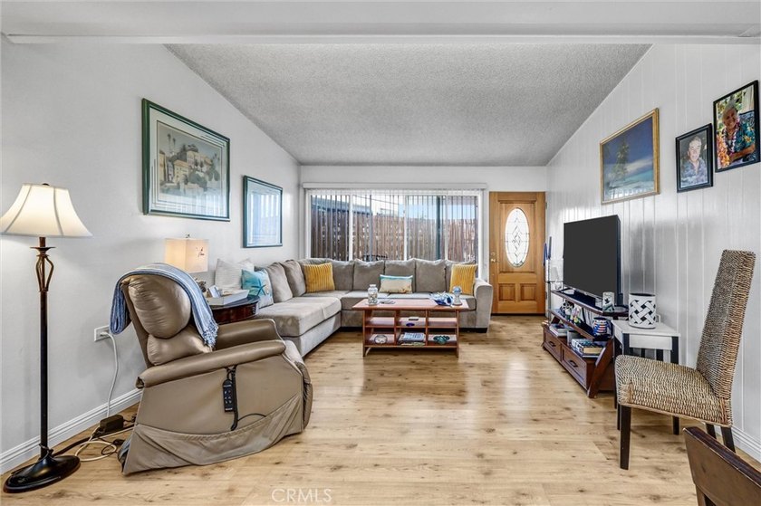 Discover a conveniently located end-unit residence in Mutual 1 - photo 9