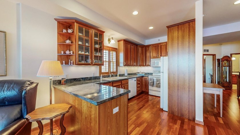 Make this fabulous lake-view condo yours today! Top floor - photo 16