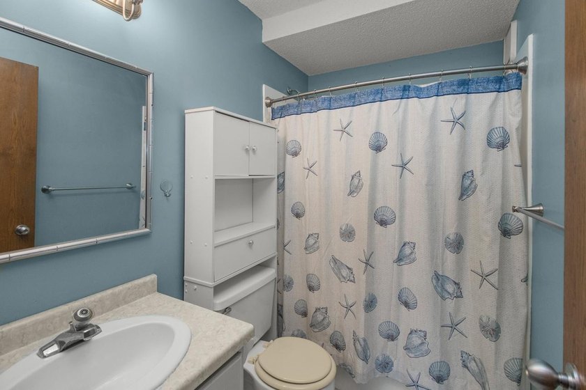 Soaring above the city on the 23rd floor, this refined 2-bedroom - photo 29