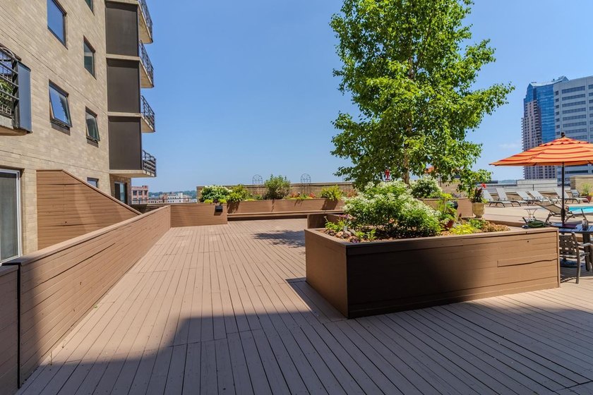 Soaring above the city on the 23rd floor, this refined 2-bedroom - photo 36