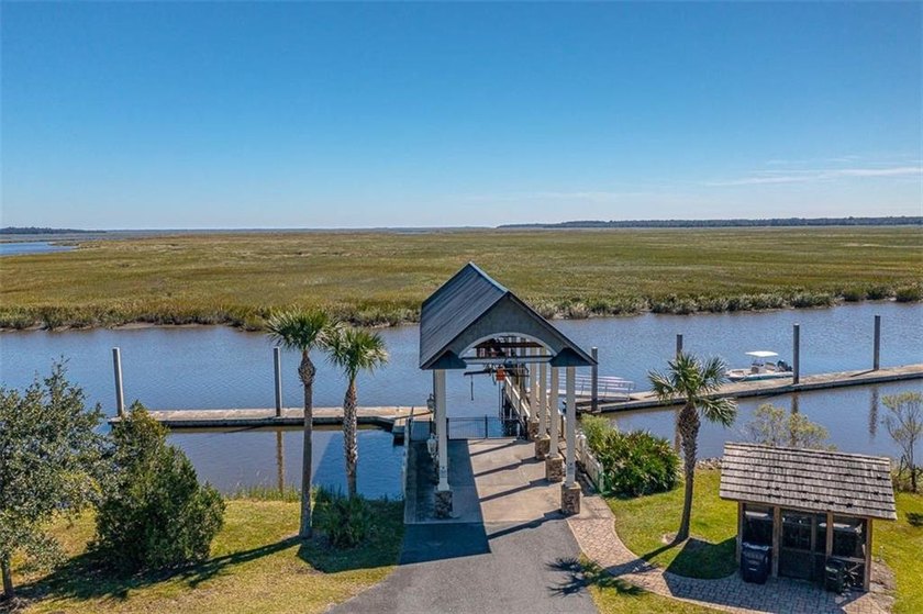 Towering oak trees set the stage for this beautiful homesite - photo 8