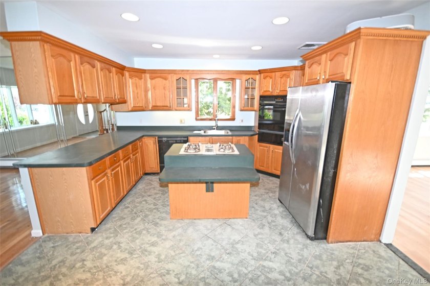 Spacious 4-Bedroom, 2-Bath Home in the Heart of Wantagh Welcome - photo 2