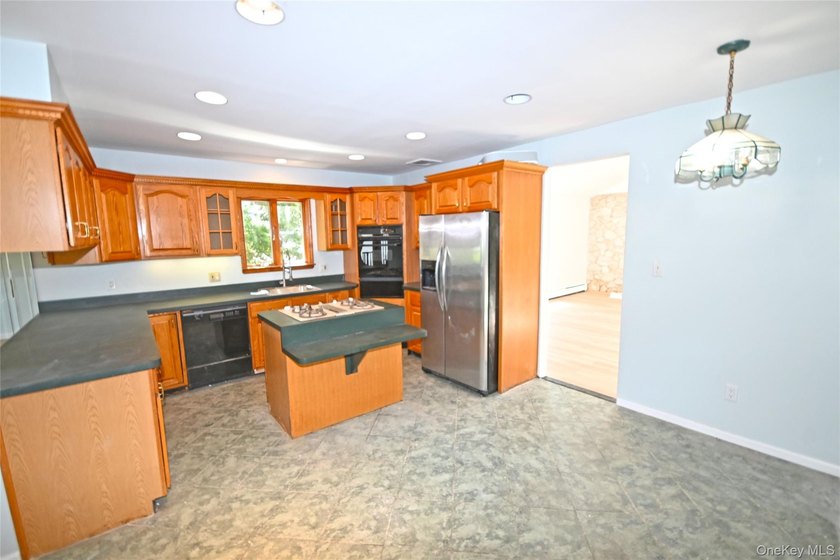Spacious 4-Bedroom, 2-Bath Home in the Heart of Wantagh Welcome - photo 3