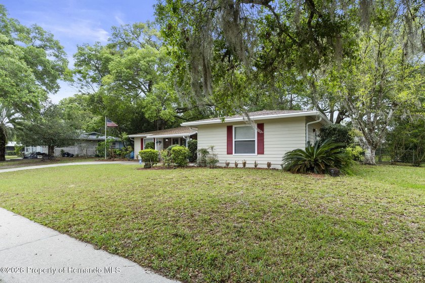 3/2/2 Home - NO HOA - NOT IN A FLOOD ZONE - BEAUTIFULLY - photo 3