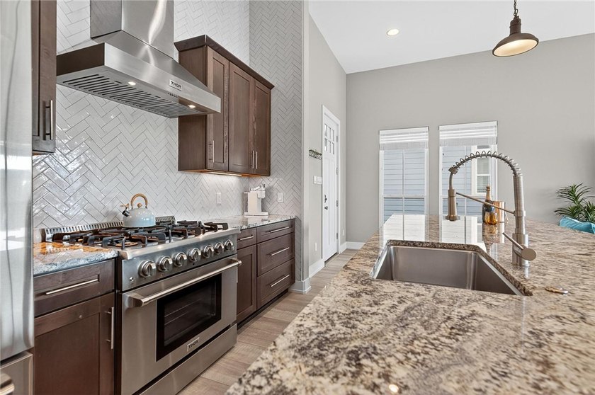 A REMARKABLE LAKESIDE RETREAT IN THE HEART OF CINNAMON SHORE - photo 13