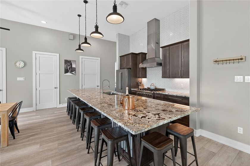 A REMARKABLE LAKESIDE RETREAT IN THE HEART OF CINNAMON SHORE - photo 14