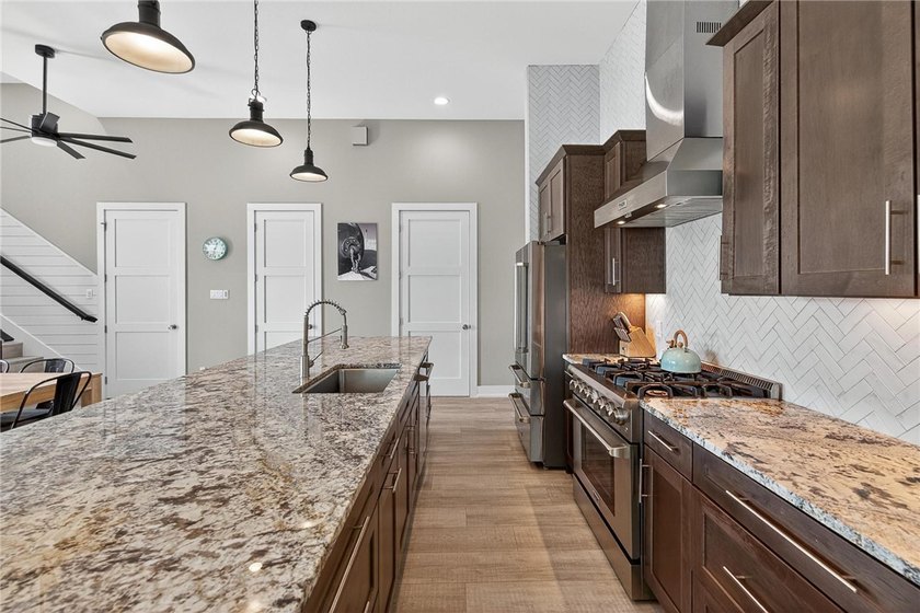 A REMARKABLE LAKESIDE RETREAT IN THE HEART OF CINNAMON SHORE - photo 15