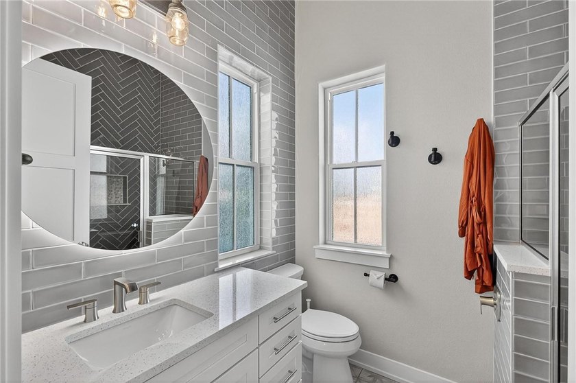 A REMARKABLE LAKESIDE RETREAT IN THE HEART OF CINNAMON SHORE - photo 18