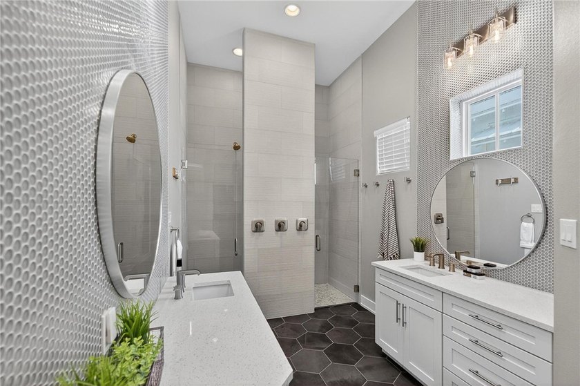 A REMARKABLE LAKESIDE RETREAT IN THE HEART OF CINNAMON SHORE - photo 23
