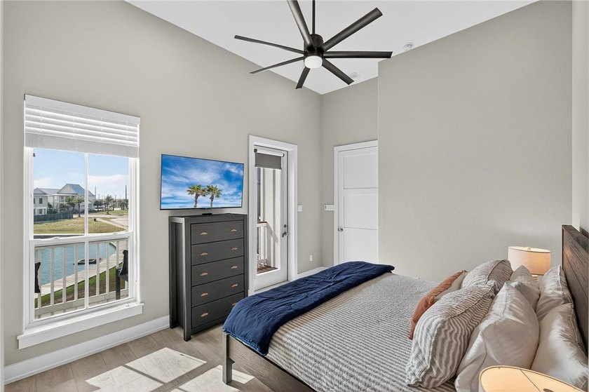 A REMARKABLE LAKESIDE RETREAT IN THE HEART OF CINNAMON SHORE - photo 27