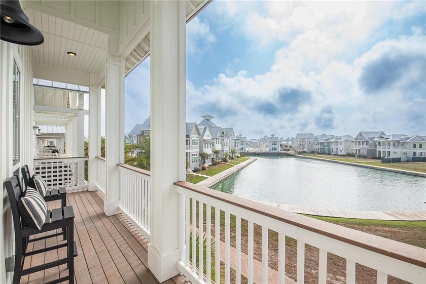 A REMARKABLE LAKESIDE RETREAT IN THE HEART OF CINNAMON SHORE - photo 29