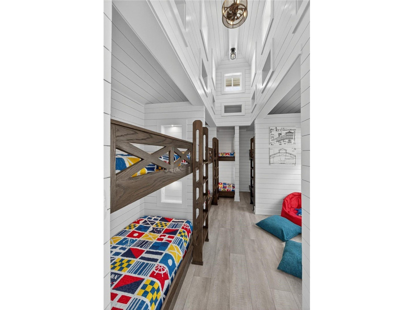 A REMARKABLE LAKESIDE RETREAT IN THE HEART OF CINNAMON SHORE - photo 34