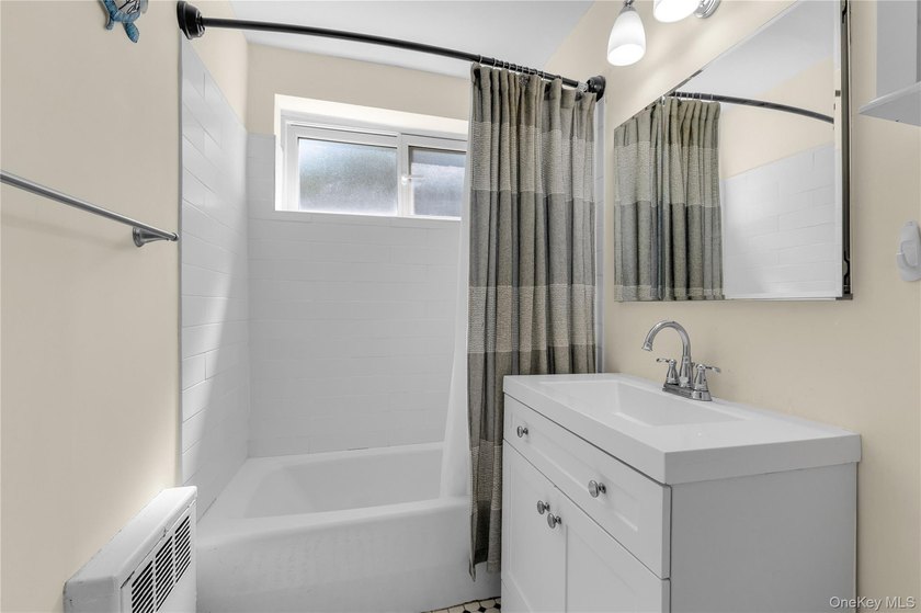 Beautifully maintained 3rd floor Glen Pearsall Coop! Spacious - photo 13