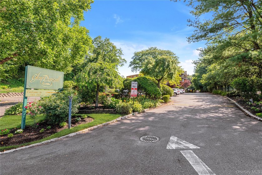 Beautifully maintained 3rd floor Glen Pearsall Coop! Spacious - photo 14