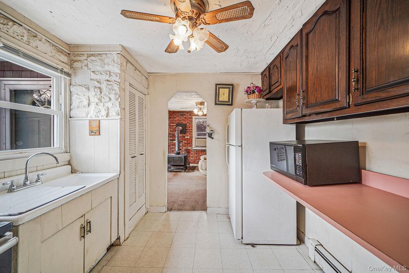 This cute and cozy Farmhouse sits high on a hill on 1.14 acres - photo 13