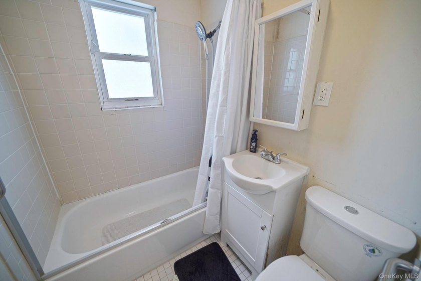 This cute and cozy Farmhouse sits high on a hill on 1.14 acres - photo 16