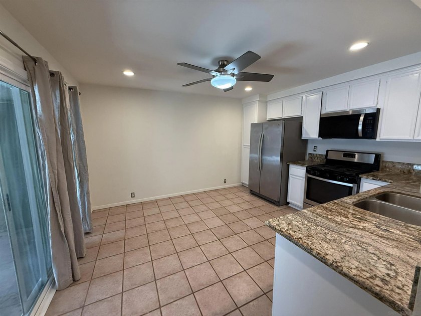 Excellent Townhome in Villa Martinique with Fresh Interior Paint - photo 11