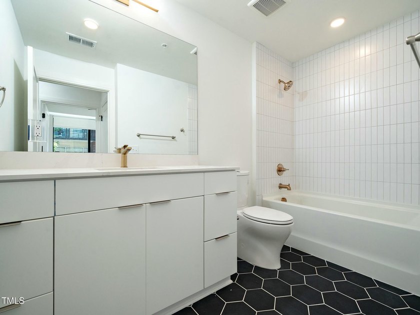 Nice Condominium unit In great location in Down Town Raleigh - photo 17