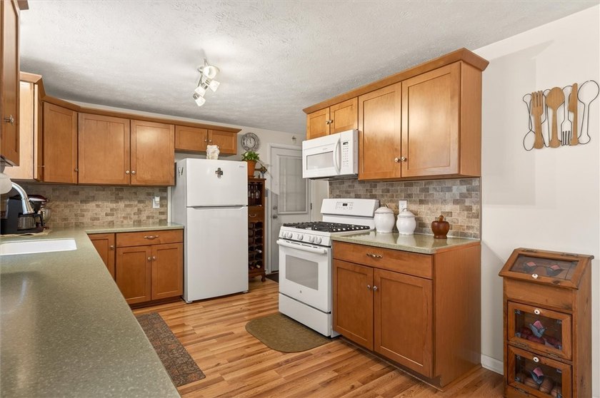 Beautifully maintained 3-bedroom, 1.5-bath ranch ready for its - photo 25