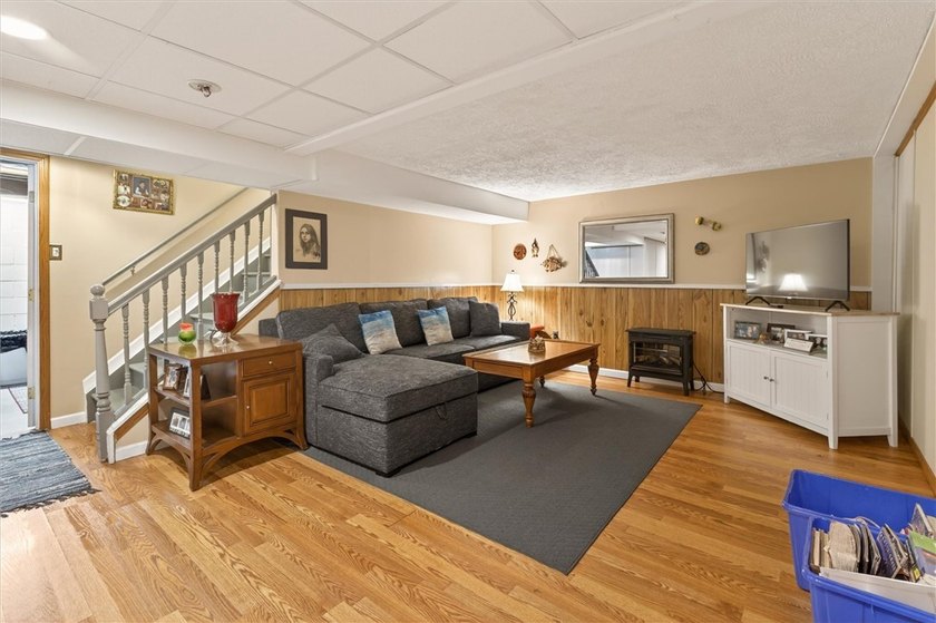 Beautifully maintained 3-bedroom, 1.5-bath ranch ready for its - photo 40